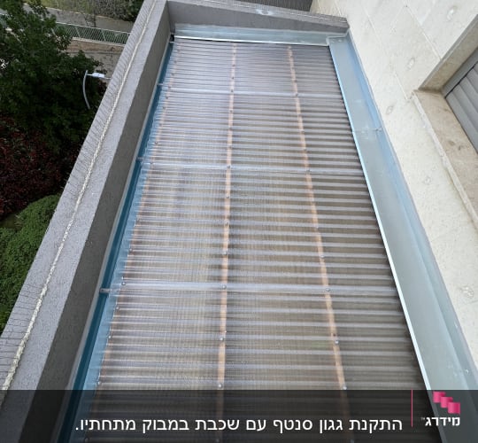 גג עץ עם כיסוי שקוף על מרפסת